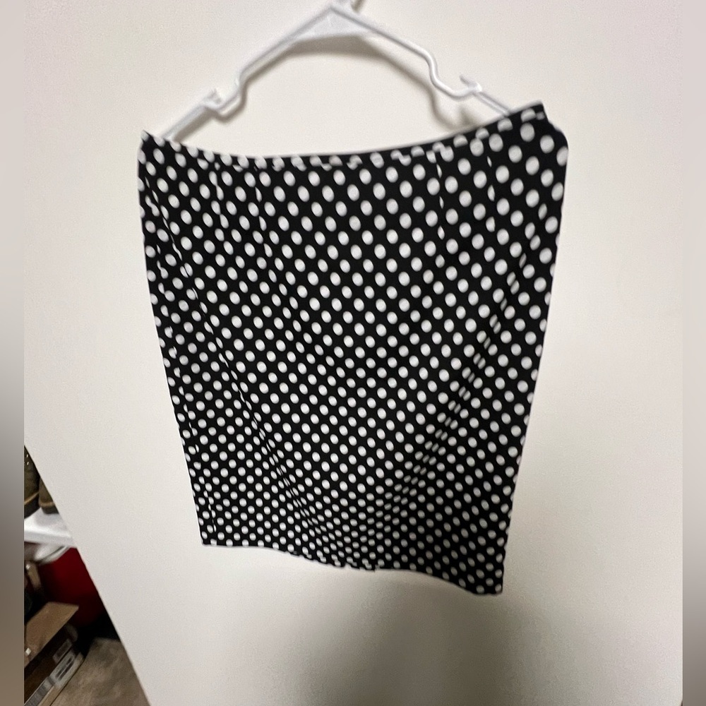KASPER A LINE SKIRT. SIZE 8 PETITE BLACK AND WHILE POKLA DOTS. NWT